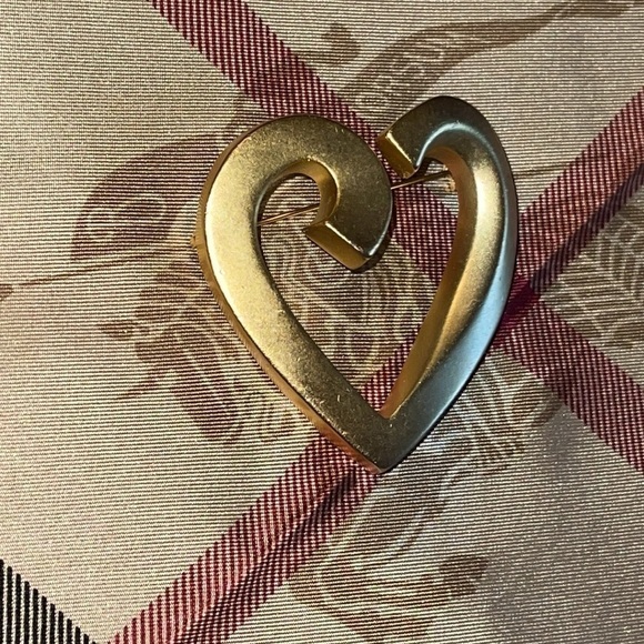 VINTAGE Gold Plated Large Heart Brooch - Picture 2 of 11